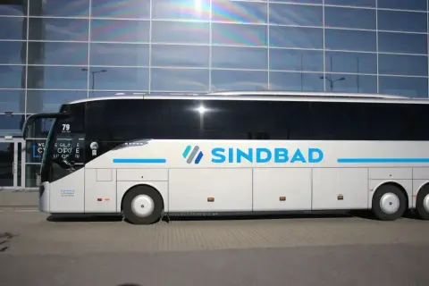Biały autokar Sindbad z niebieskim logo. Sprawdź sindbad ceny biletów na podróż.