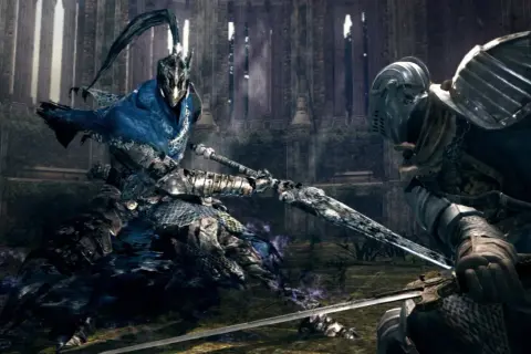 Zwei Ritter in Rüstung kämpfen in einer Ruine. Der eine trägt ein blaues Tuch, der andere ein Schwert. Ein Kampf wie in Dark Souls 4.