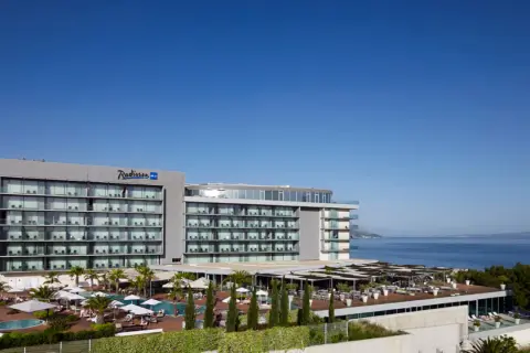 Nowoczesny hotel Radisson Blu Split z basenami i widokiem na Adriatyk.