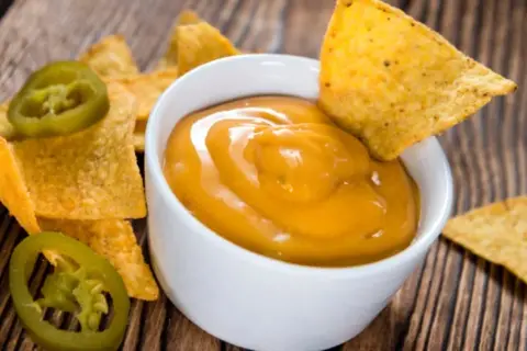 Prepara Salsa Cheddar para Nachos: ¡El Sabor del Cine en Casa!