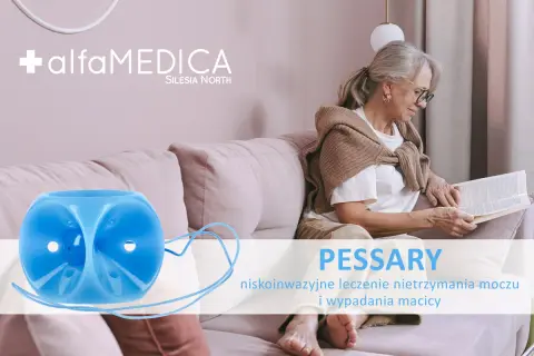 Niebieski pessary, pomoc w leczeniu nietrzymania moczu i wypadania macicy. Starsza kobieta czyta książkę na kanapie.