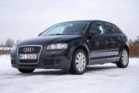 Czarny Audi A3 2004 na śniegu, gotowy na zimowe przygody.