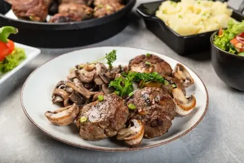 Mięso mielone i pieczarki: Przepisy na obiad, które musisz znać!