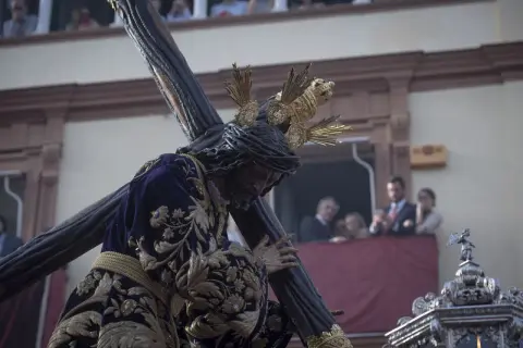 Cristo con túnica morada bordada, cargando la cruz. Una de las procesiones Semana Santa Jueves Santo.