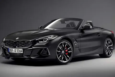 Un elegante BMW Z4 capota dura negro mate, listo para la carretera.