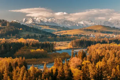 Malowniczy widok na Tatry, rzekę i jesienne lasy. Idealne miejsce na letnie atrakcje w Białce Tatrzańskiej.