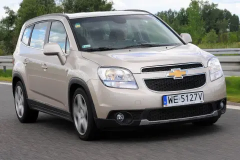 Złoty Chevrolet Orlando na drodze. Wiele osób szuka chevrolet orlando opinie, ten model jest dobrym wyborem.