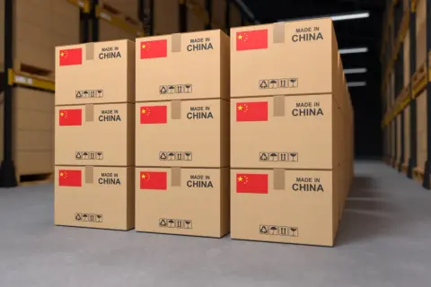 Pudełka z flagą Chin i napisem "MADE IN CHINA" gotowe do wysyłki palet za granicę.