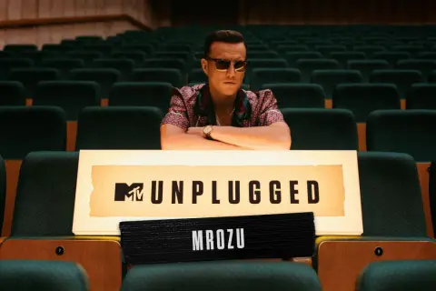 Mrozu w okularach siedzi przed tablicą MTV Unplugged. Czeka na swój występ, jakby to była jego mrozu płyta.