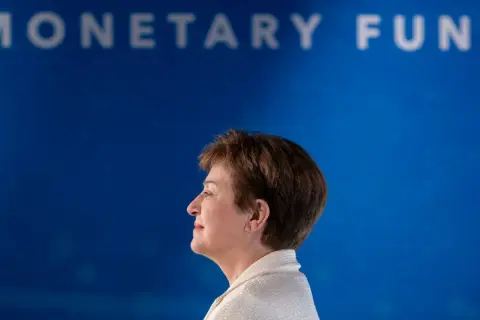 Kristalina Georgieva, szefowa IMF (Międzynarodowego Funduszu Walutowego), na tle niebieskiego banera z napisem "MONETARY FUND".