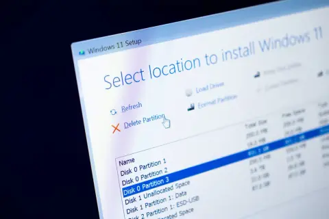 Instalator Windows 11 pokazuje opcje zarządzania partycjami. Kliknięcie "Usuń partycję" to pierwszy krok, by sformatować dysk na którym jest Windows.