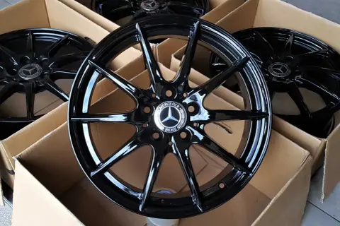 Błyszczące, czarne felgi do Mercedesa GLA 220 w kartonach.