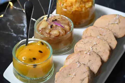 Tranches de foie gras savoureuses, accompagnées de compotées de fruits et d'oignons. Un délice pour les fêtes.