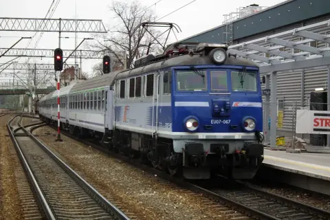 Niebieski pociąg PKP Intercity EU07-067 na torach. Różnica między TLK a IC to komfort i prędkość podróży.