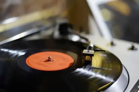 Gramofon odtwarza płytę winylową. Czy to brzmienie indie pop, co to?