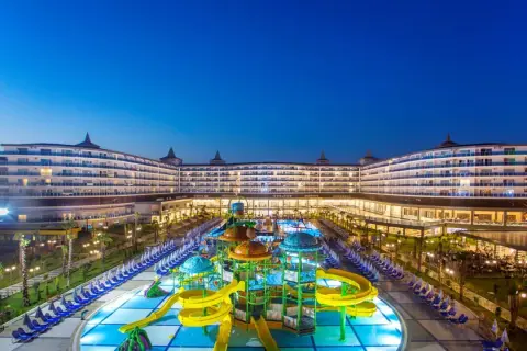 Eftalia Ocean: rozświetlony hotel z parkiem wodnym i basenami, idealny na wakacje nad morzem.