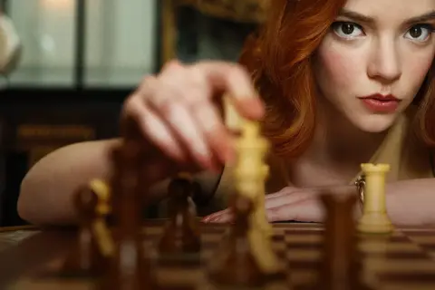 Co to jest gambit królowej? Odkryj tajemnice szachowego otwarcia