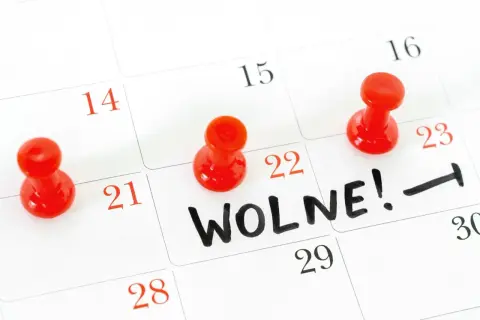 Kalendarz z zaznaczonymi dniami wolnymi od pracy 2026. Czerwone pinezki i napis "WOLNE!" wskazują na planowany odpoczynek.