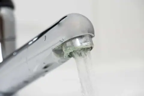Robinet entartré, signe d'eau dure. Un adoucisseur d'eau est essentiel pour une eau potable de qualité et pour préserver vos appareils.