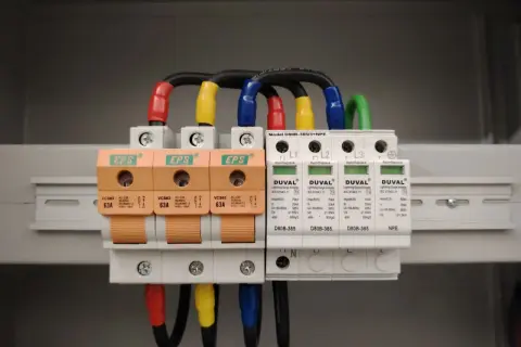Ogranicznik przepięć B+C, czyli co to znaczy? To zabezpieczenie instalacji elektrycznej przed nagłymi skokami napięcia, chroniące sprzęt.