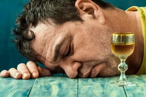 Alkohol a niedoczynność tarczycy: Czy możesz pić bezpiecznie?
