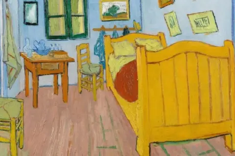 Sypialnia Van Gogha, pełna żółci i błękitu, z charakterystycznymi dla jego stylu rysunkami na ścianach.