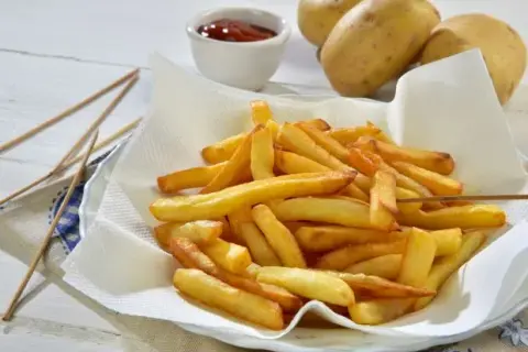Ile smażyć frytki na patelni? Sekret chrupkości w 7-11 min.