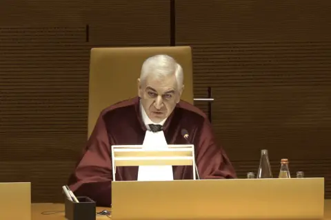 Sędzia w todze ogłasza wyrok TSUE w sprawie frankowiczów.