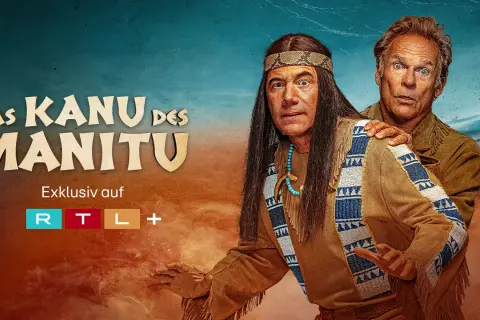 Das Kanu des Manitu" streamt exklusiv auf RTL+. Zwei Männer, einer im Indianer-Look, der andere im Western-Stil, blicken überrascht.