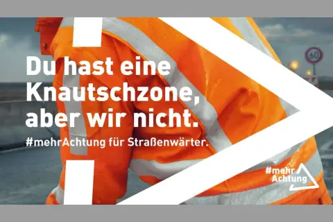 Straßenwärter in Warnweste mahnt: "Du hast eine Knautschzone, aber wir nicht." Nicht angepasste Geschwindigkeit gefährdet Leben. #mehrAchtung