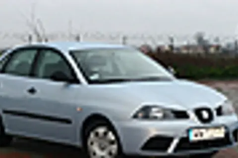 Jasnosrebrny Seat Cordoba stoi na parkingu.