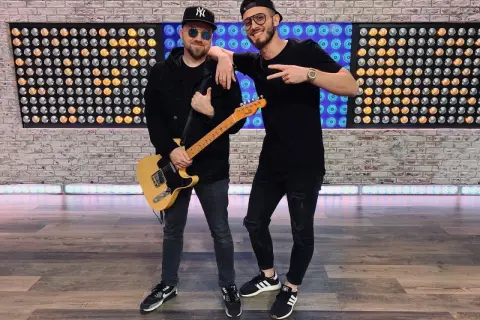 Dwóch muzyków, jeden z gitarą, gotowych do nagrania nowych łobuzy utwory.