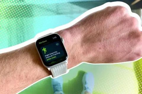 Eine Apple Watch am Handgelenk zeigt ein High-Intensity-Intervalltraining an.