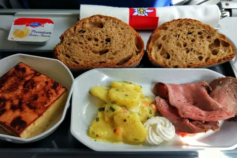 Posiłek w samolocie: pieczywo, pieczeń, ziemniaki w sosie i masło. Smak kuchni szwajcarskiej na wysokości.