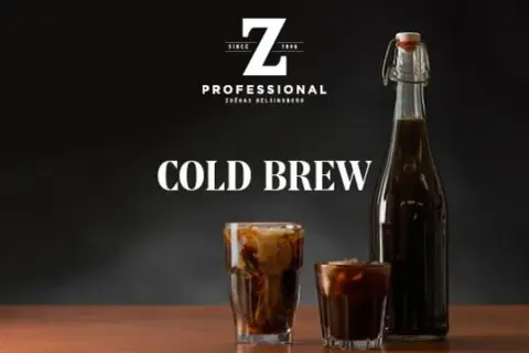 En flaska och två glas med iskaffe. Texten "COLD BREW" syns tydligt, perfekt för ditt nästa cold brew recept.