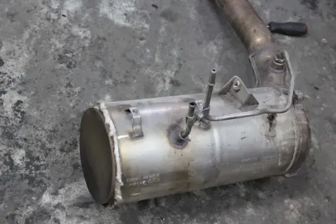 Filtr DPF z widocznymi rurkami. Zastanawiasz się, co ile wypala się DPF? To zależy od stylu jazdy i jakości paliwa.