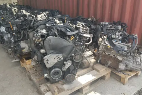 Mnóstwo silników samochodowych na paletach. To prawdziwy skarb dla każdego, kto szuka części na auto szrot Zielona Góra.