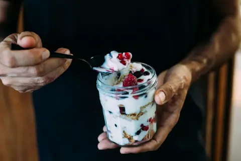 Yogurt con frutti di bosco e granola, perfetto yogurt prima della palestra per un pieno di energia.