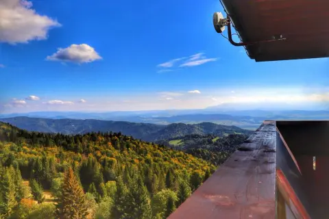 Widok z wieży widokowej na Beskid Sądecki. Jesienne kolory lasów i łagodne wzgórza zapraszają na gorc szlaki.