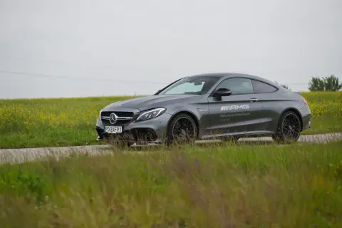 C63 Coupé: Która generacja AMG jest dla Ciebie? V8 vs Hybryda