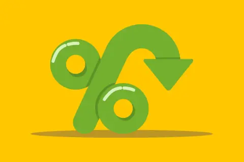 Grönt procenttecken med en pil som pekar nedåt, symboliserar minskad inflation i juli.