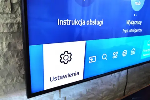 Ekran telewizora Samsung z menu Ustawienia i ikoną koła zębatego.