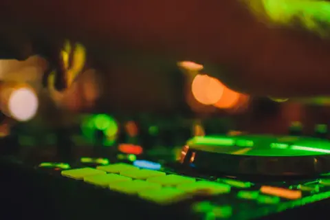 DJ na wesele: Kluczowe pytania, które musisz zadać przed rezerwacją