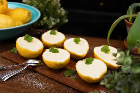 Sju läckra italienska desserter med citron, fyllda med krämig vanilj och toppade med mynta. En perfekt sommardessert!