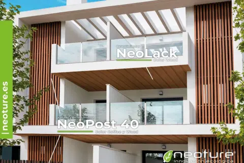 Fachada moderna con revestimientos de madera para exterior. NeoLack y NeoPost 40, soluciones innovadoras y ecológicas.