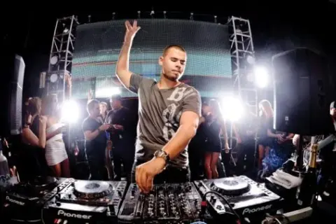 Ile zarabia DJ w klubie? Fakty, które mogą Cię zaskoczyć