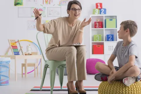 Pedagog szkolny: Kim jest i jak pomoże Twojemu dziecku?