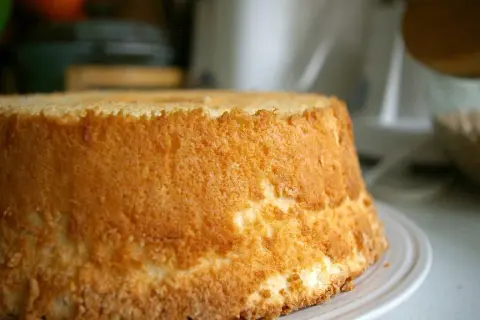 Un soffice chiffon cake dorato, pronto per essere gustato.