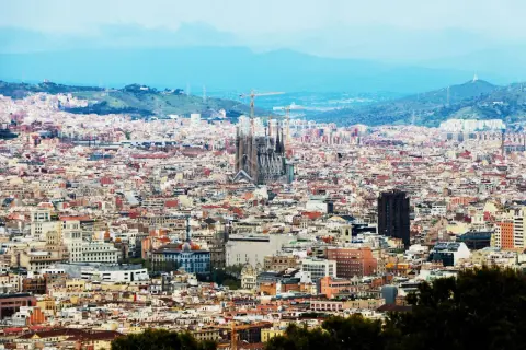 Widok na Barcelonę z Sagradą Familią w tle. Marzysz o bezpośrednich lotach do Barcelony z Polski?