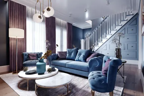Elegancki salon w stylu art deco nowoczesny. Miękkie, granatowe meble, marmurowe stoliki i fioletowe zasłony tworzą przytulną atmosferę.